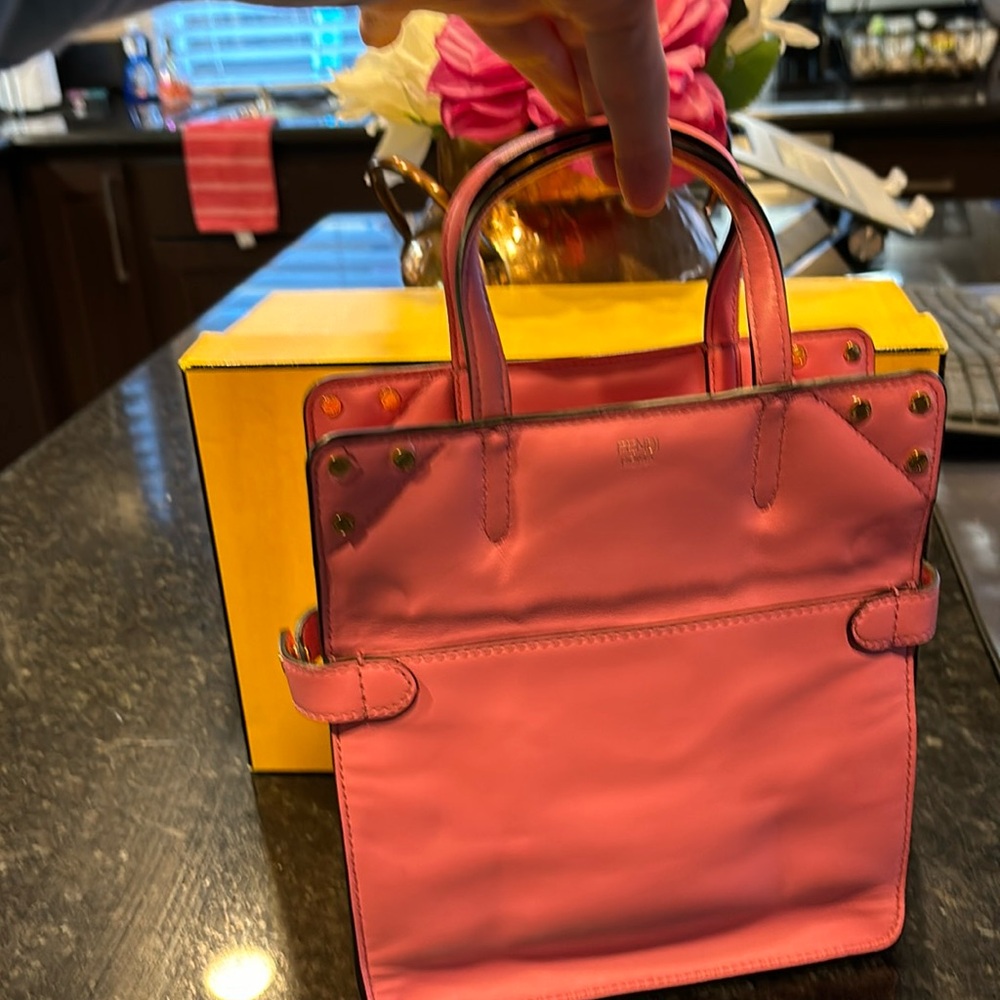 💮 FENDI Vitello Grace Small Flip Tote Pink - Picture 5 of 17